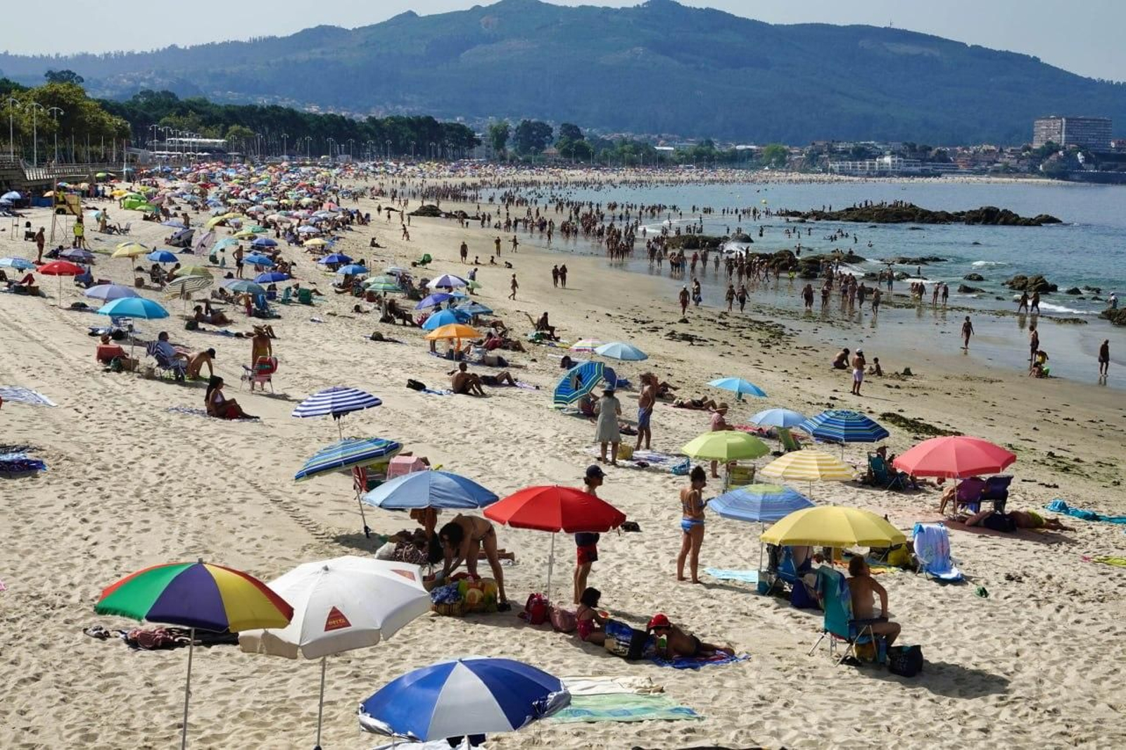 Samil abarrotada de gente por las altas temperaturas. // Vicente Alonso