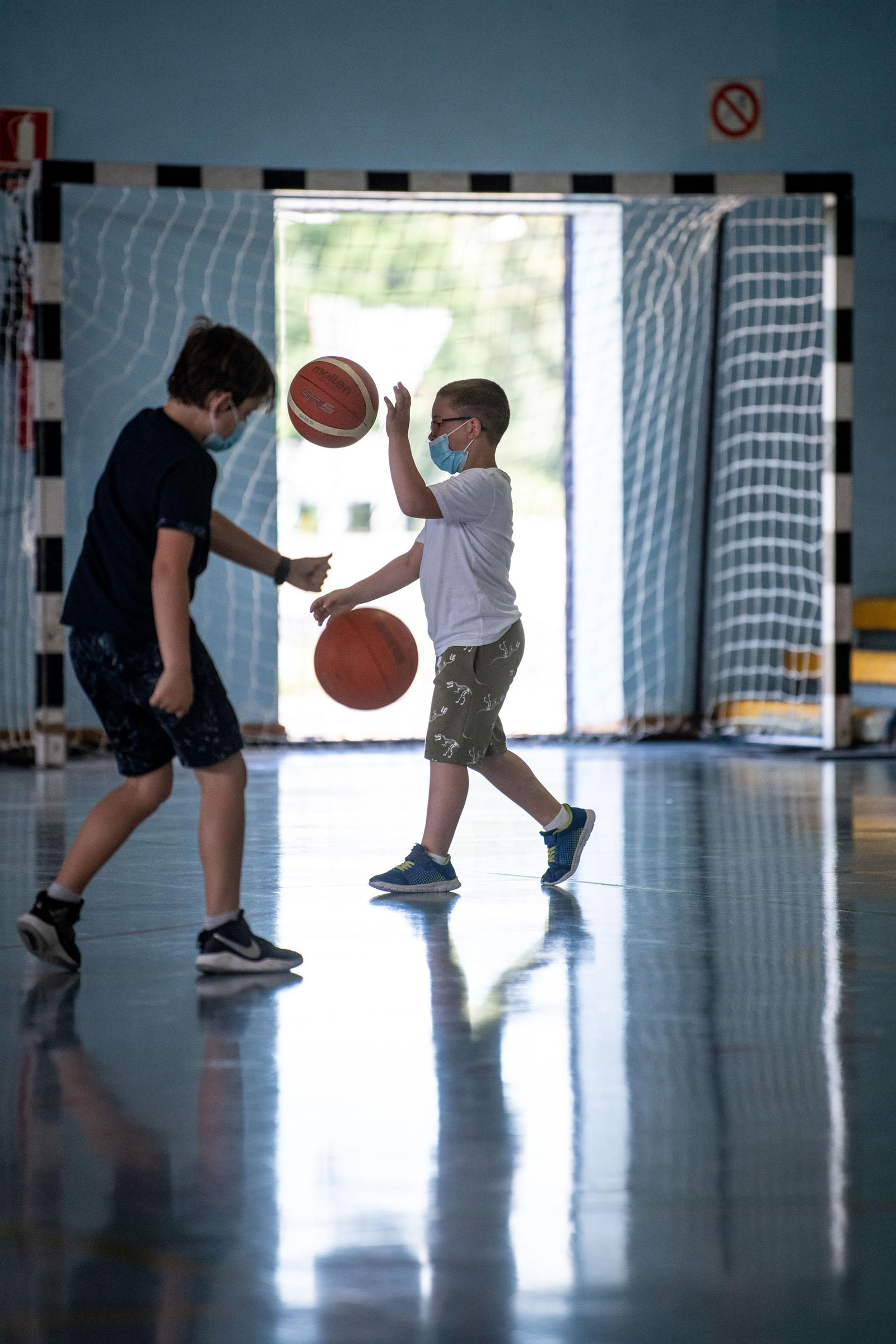 Los más pequeños disfrutan del Campus de Baloncesto en el Pabellón Municipal de Xinzo de Limia (Óscar Pinal).