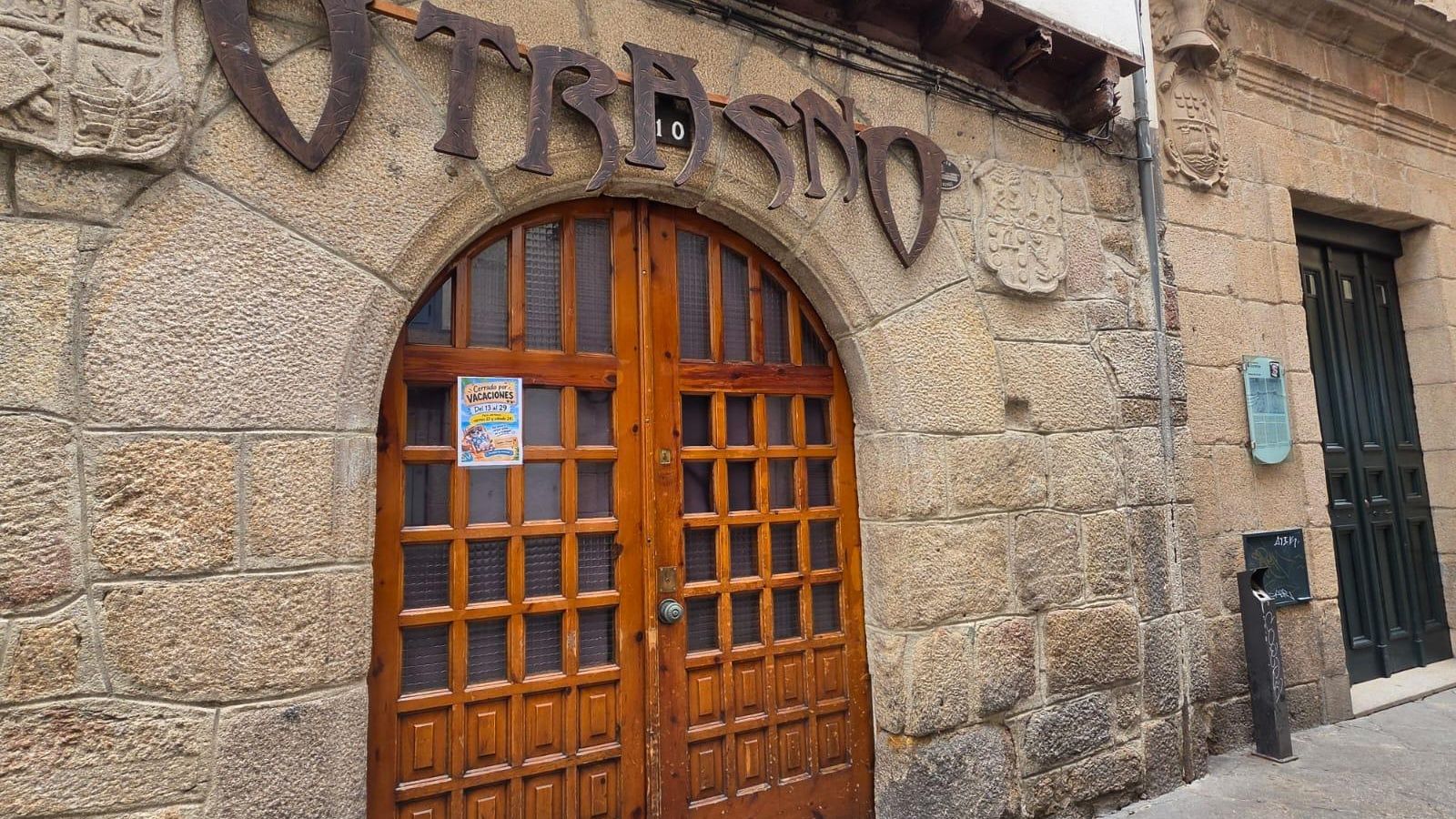 Escudos o labras que se lucen en las fachadas de la calle Lepanto, tanto en el Museo municipal como en bares y taperías.