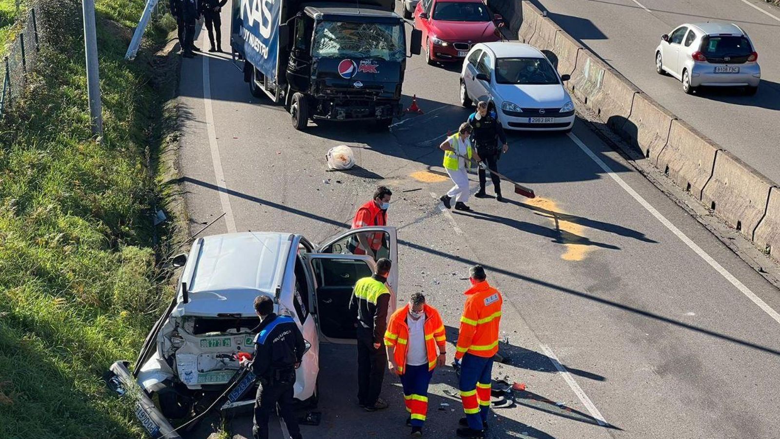 Brutal accidente entre un taxi y un camión en la avenida Arquitecto Palacios. // Alberte