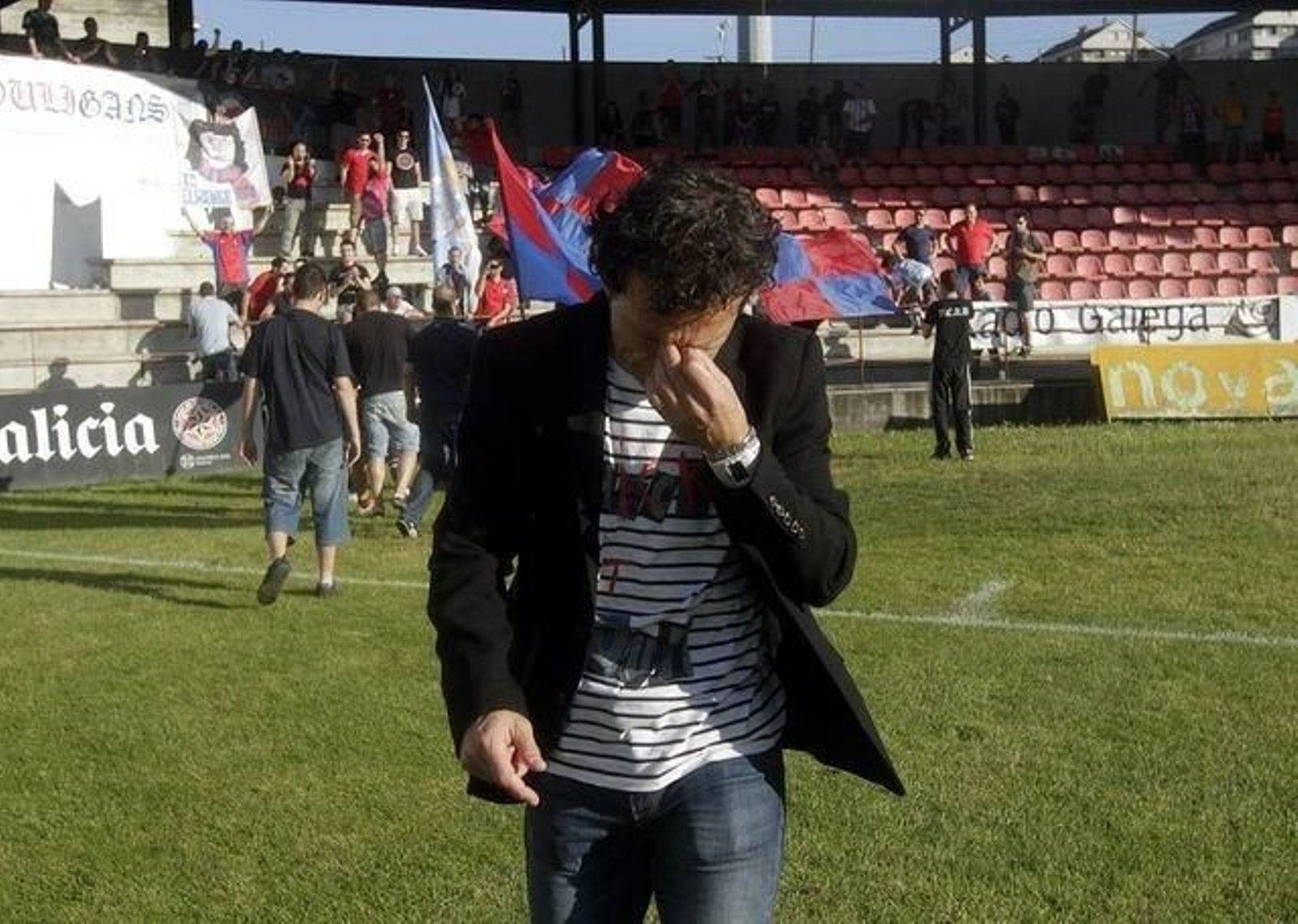 Luisito llorando tras el último partido oficial del CD Orense.