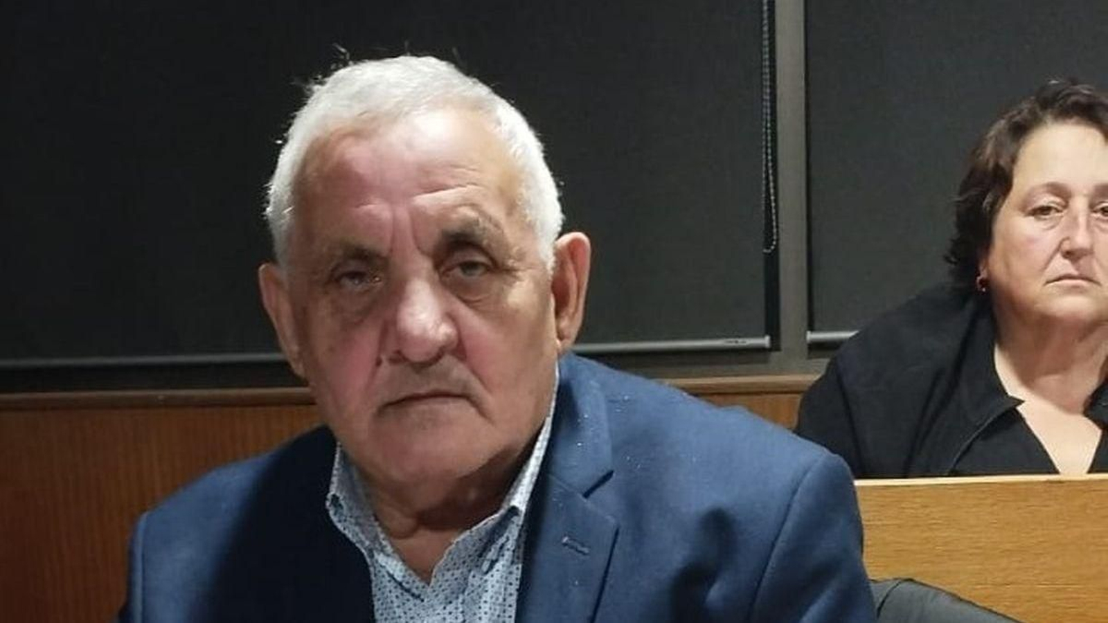 El edil de Deportes de Cangas, Eugenio González, en su bancada durante un pleno.