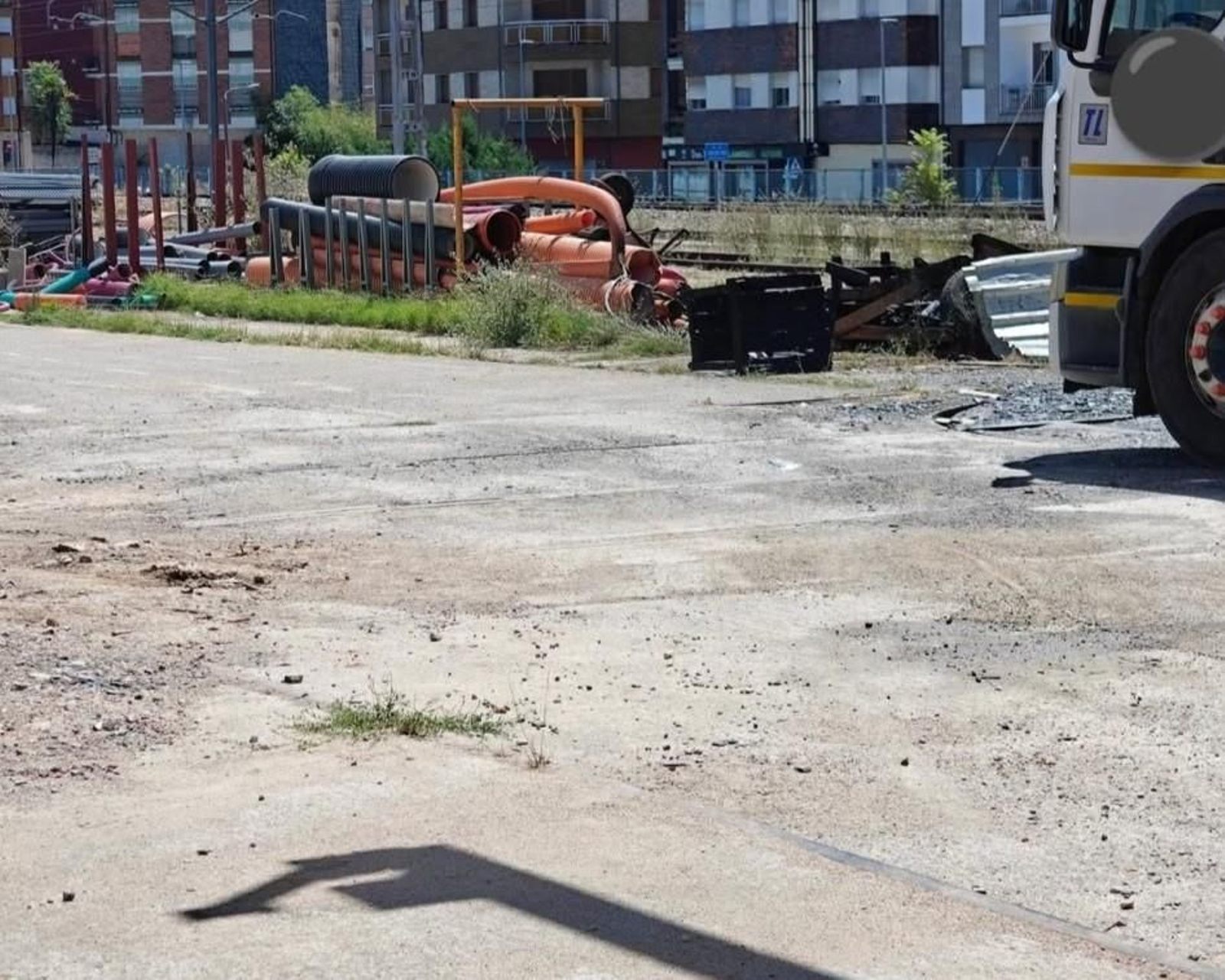 Un incendio urbano afectó a hierba seca y diferentes enseres almacenados en el exterior de una nave