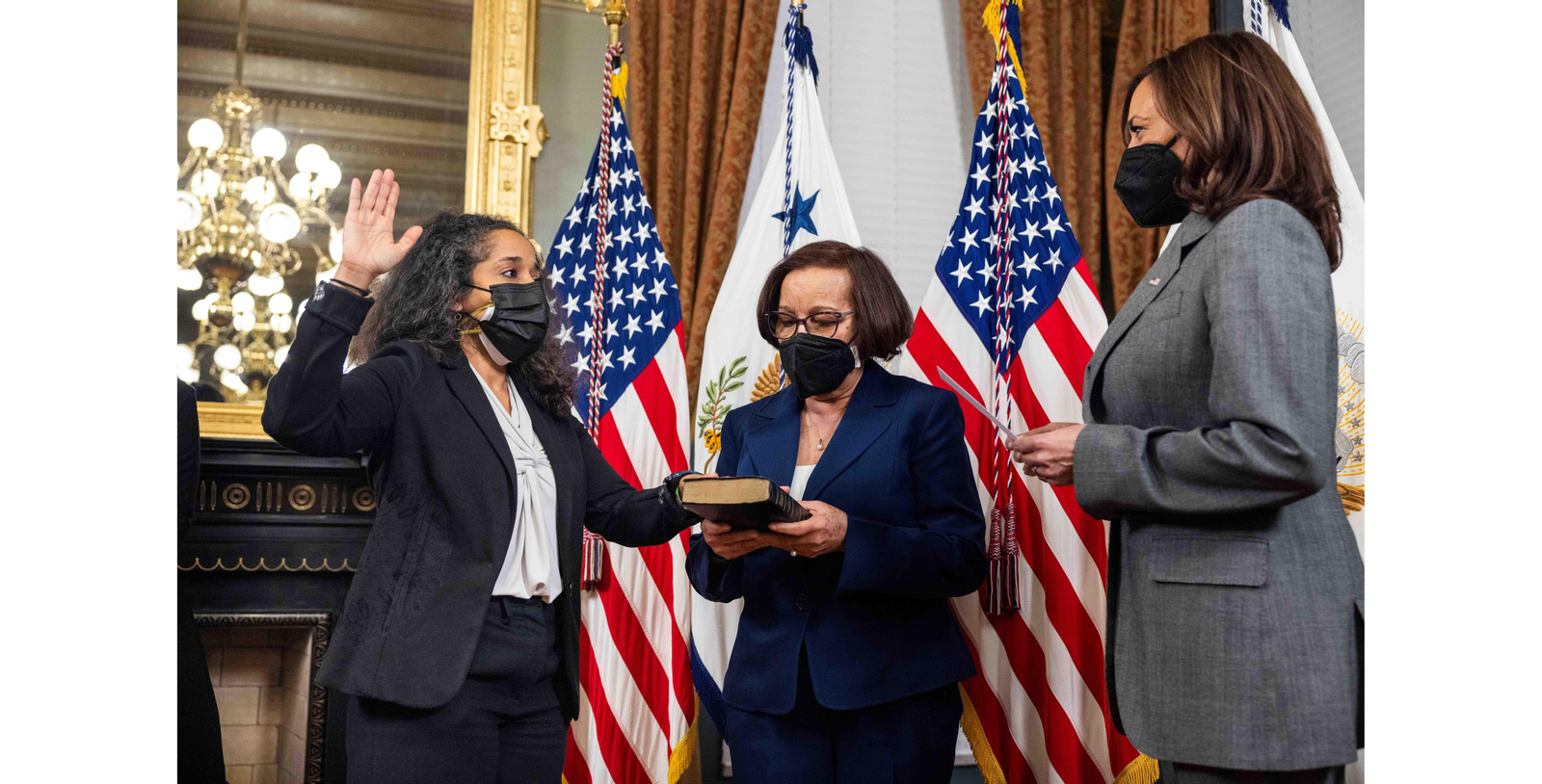 La vicepresidenta de Estados Unidos, Kamala Harris, toma juramento a Julissa Reynoso Pantaleón, nueva embajadora de Estados Unidos en España.  EFE/EPA/JIM LO SCALZO / POOL