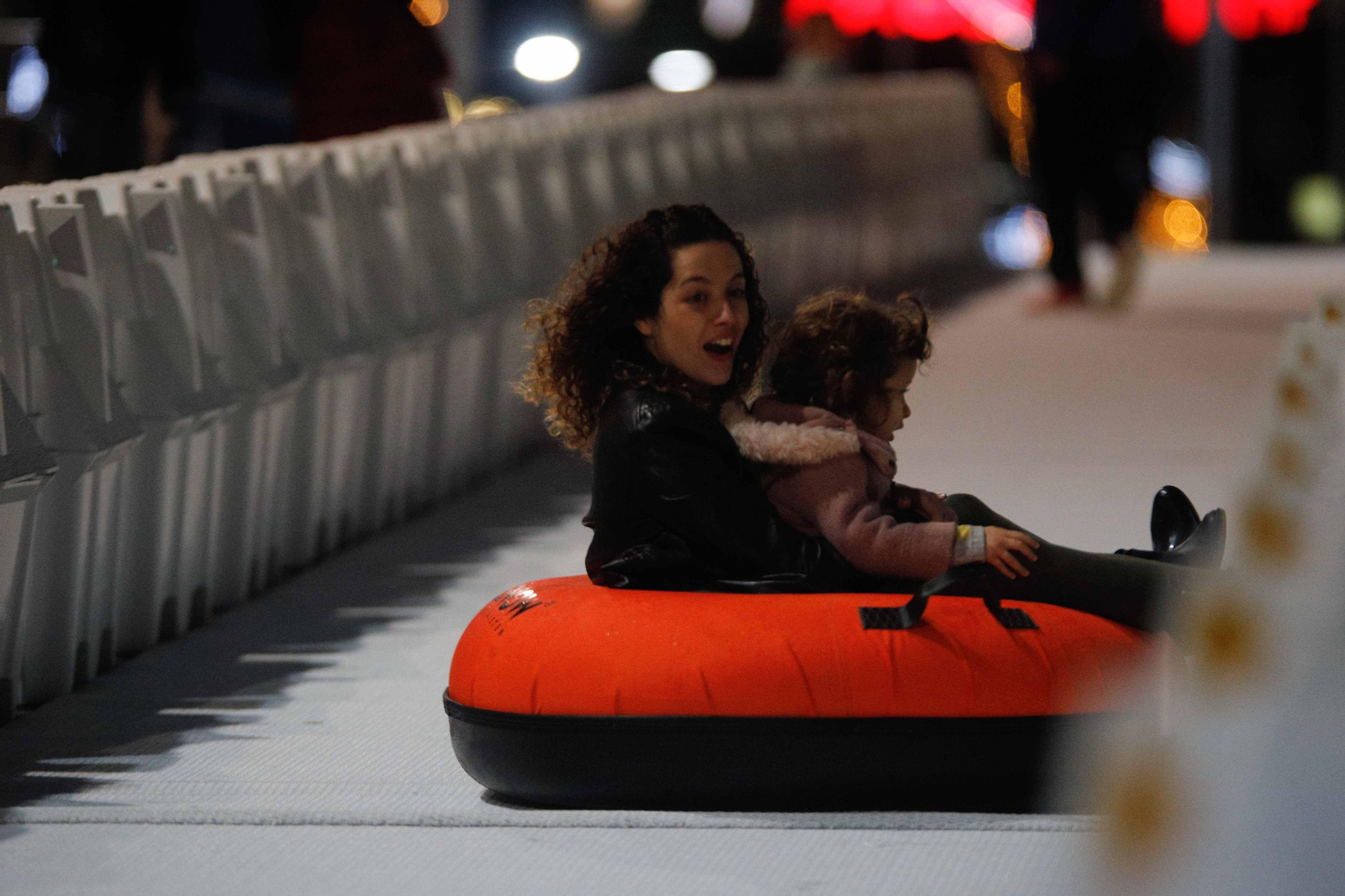 Los vigueses quisieron comprobar qué se siente al bajar por la pista de  50 metros de longitud.
