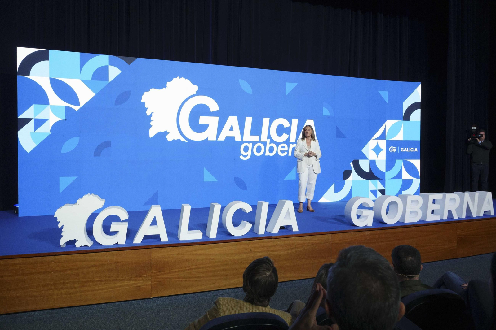 Galería | Rueda lidera el acto del PPdeG en Vigo y hace balance del mandato