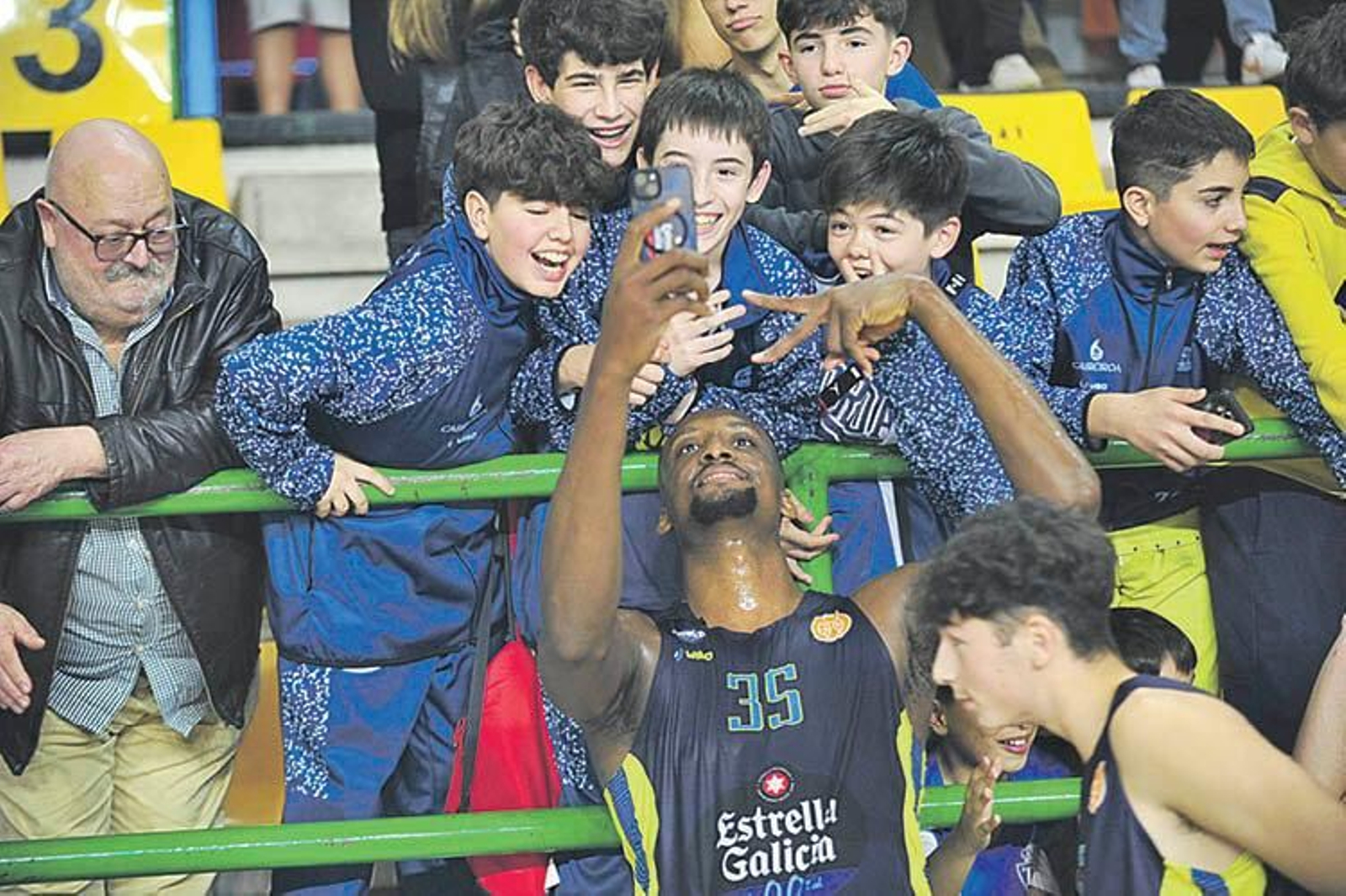 Romaro Gill igual te clava un mate de foto como te saca el retrato para presumir con los amigos.