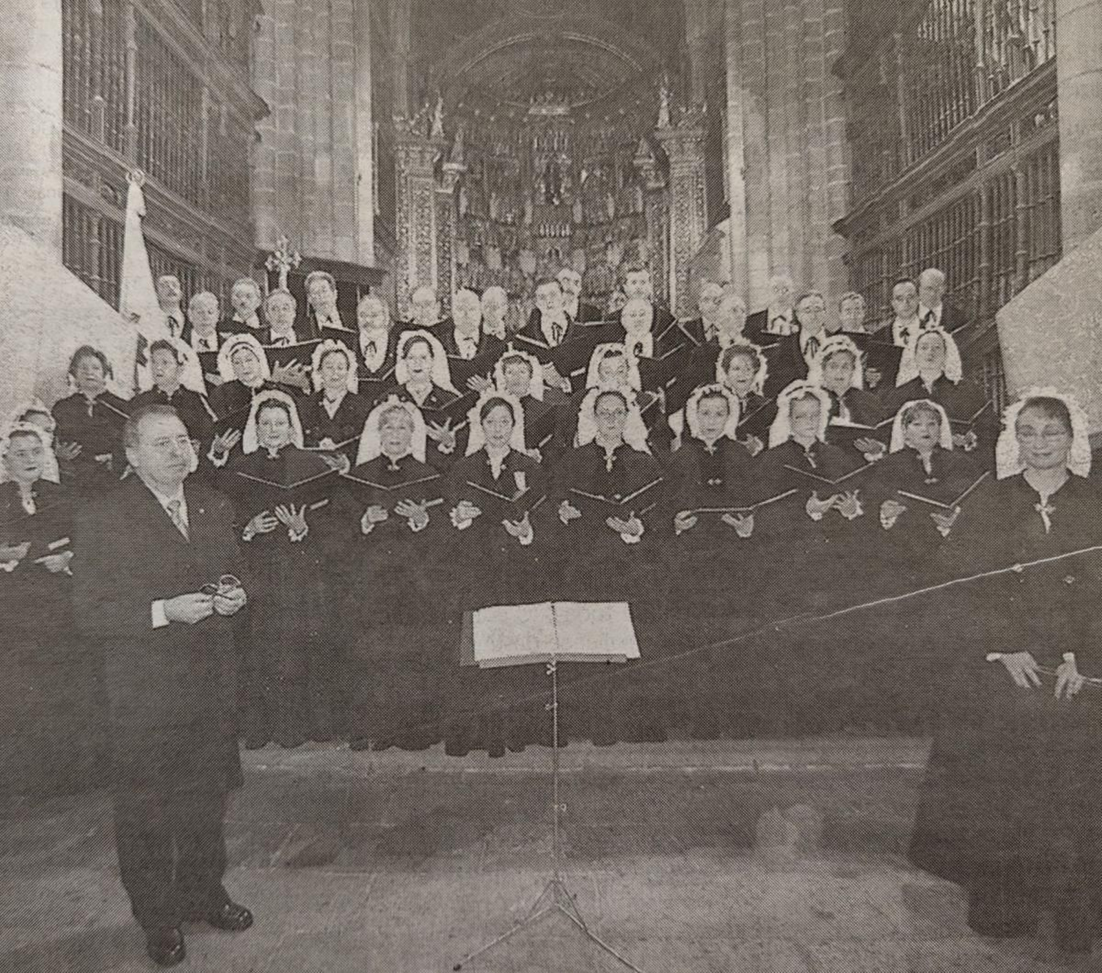 La Coral de Ruada ante el Altar Mayor de la Catedral de Ourense.