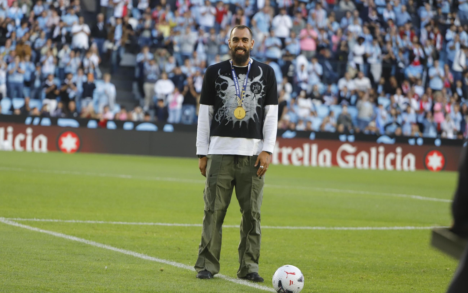 Borja Iglesias hizo el saque de honor el jueves frente a Osasuna.