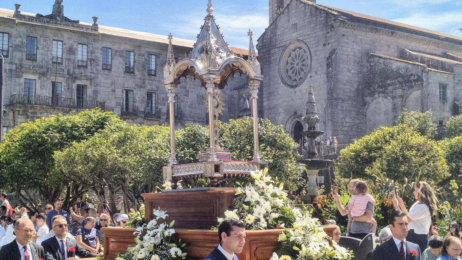El Santísimo Sacramento a su paso por la Praza da Ferrería