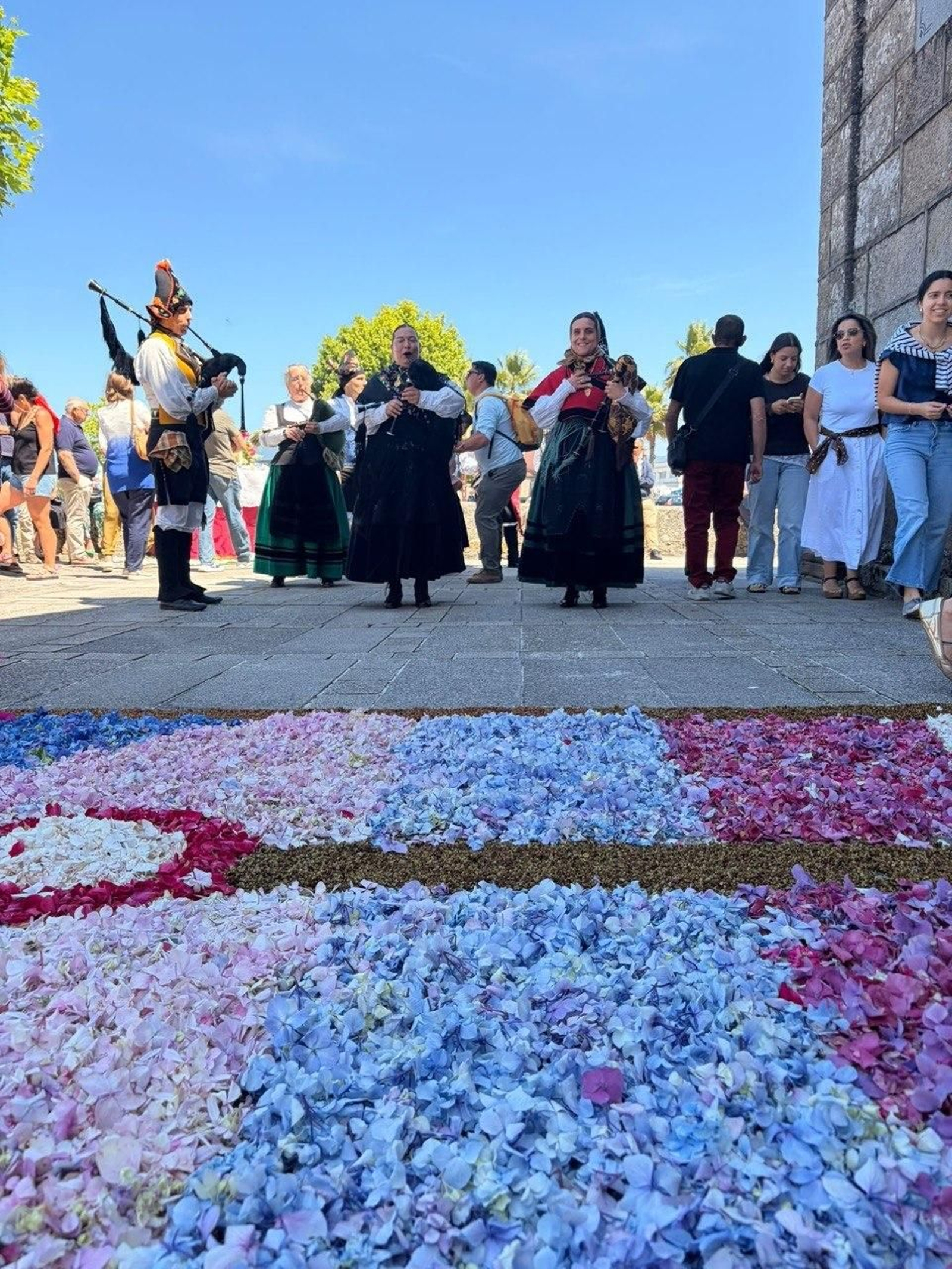 Alfombras florales y procesión del Corpus en Bouzas.