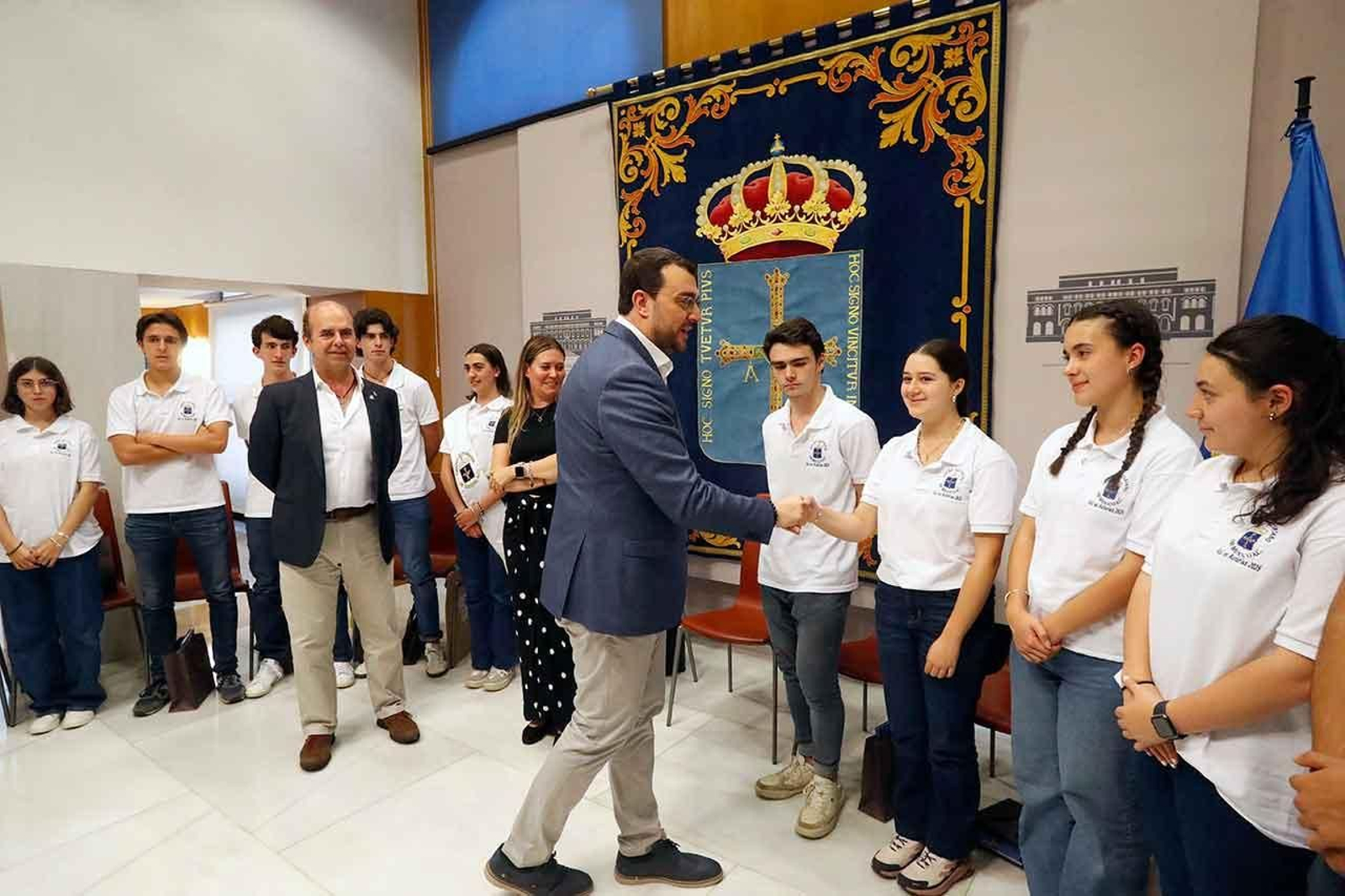 El presidente del Principado saludando a una delegación de jóvenes del Centro Asturiano de México