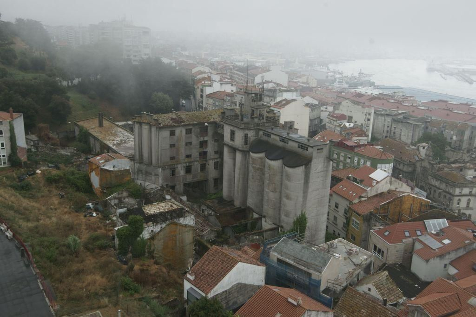 Los silos de la Panificadora, entre la niebla.
