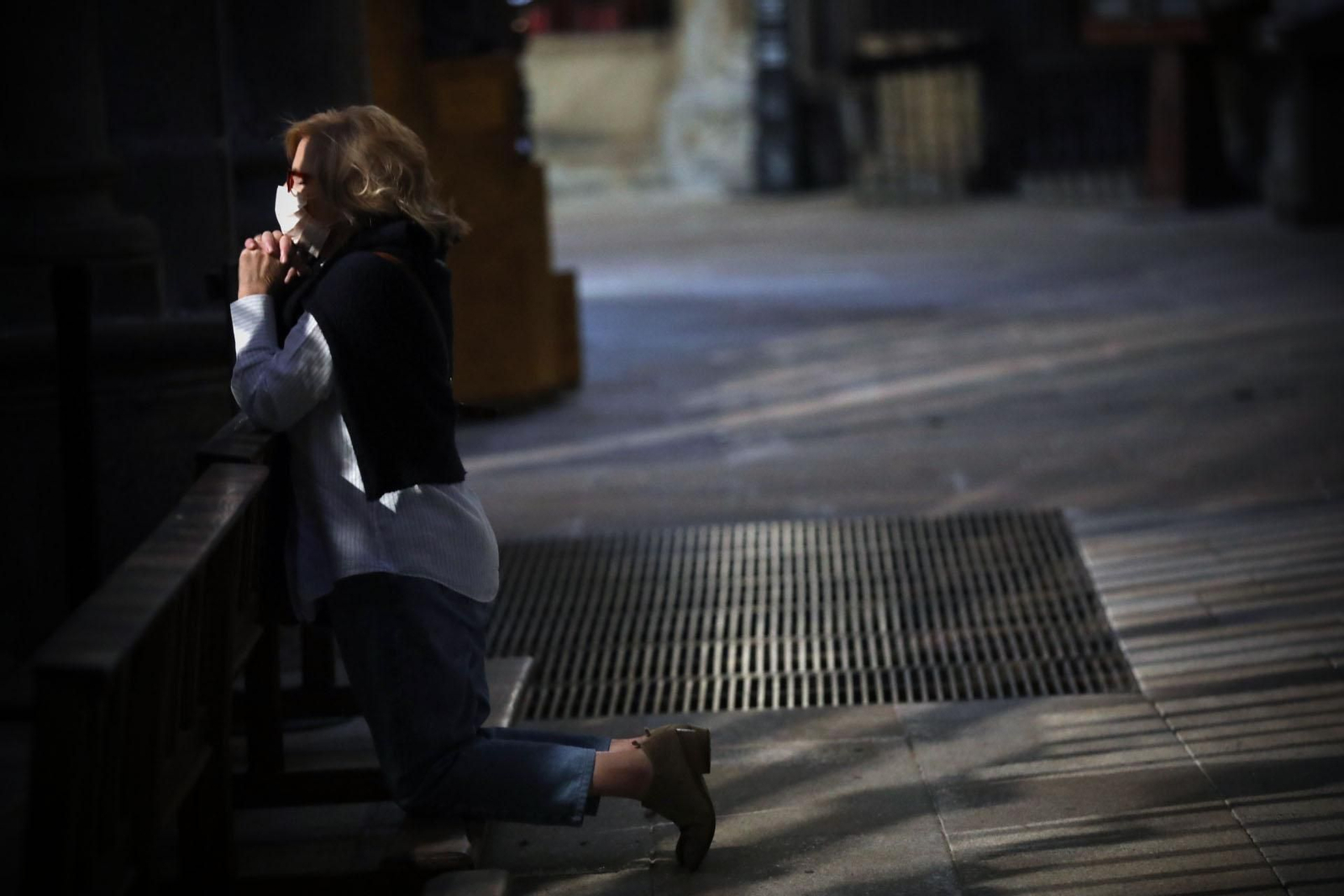 Los fieles regresan a la Catedral // FOTO: JOSÉ PAZ