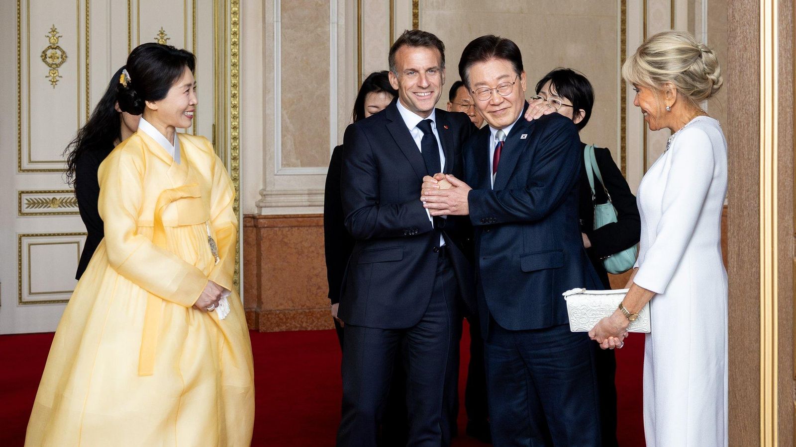 Los presidentes de Francia y Corea del Sur