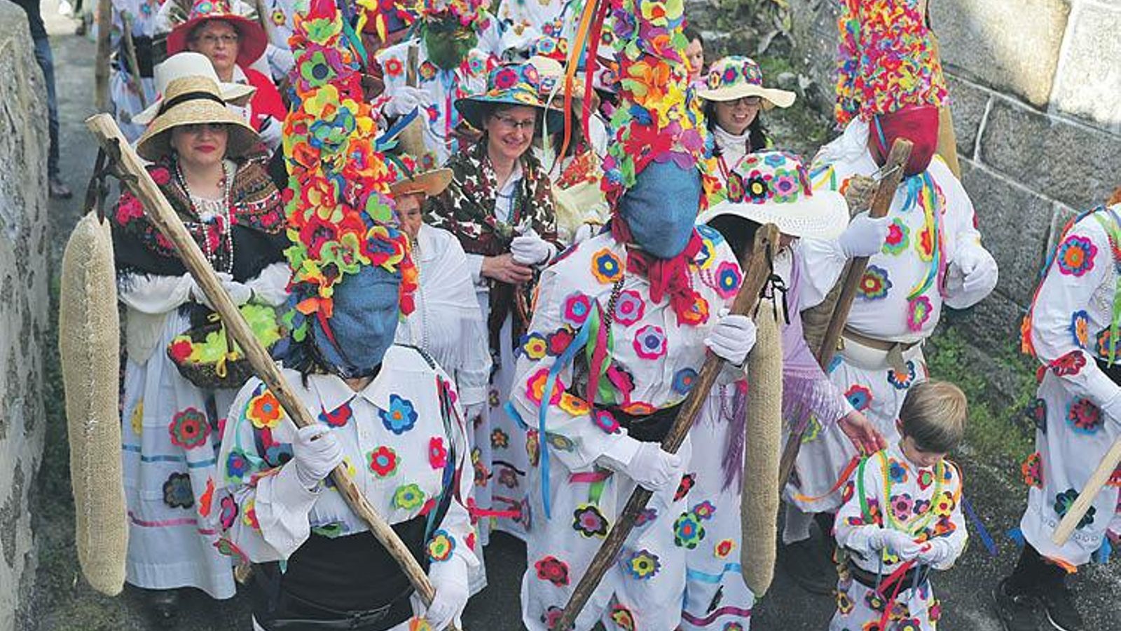 Labardeiros de Mugares con su característico vestuario.