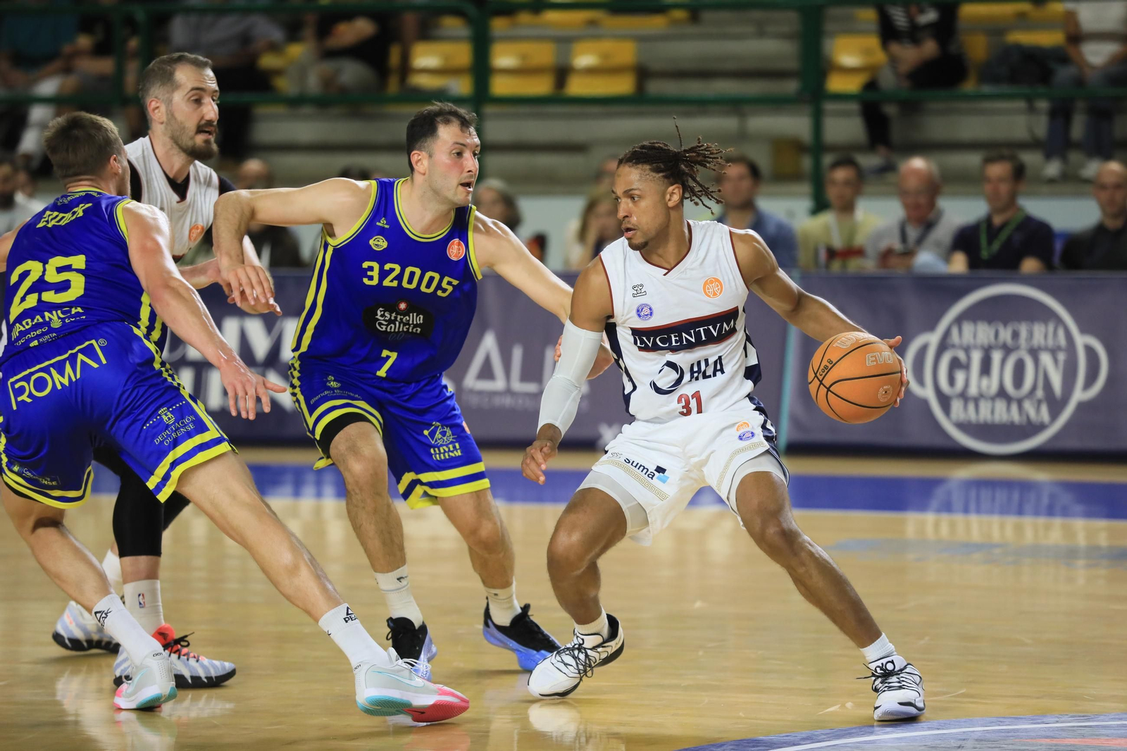 Galería | Noche triste en el Pazo con la derrota del COB ante el Alicante (79-83)