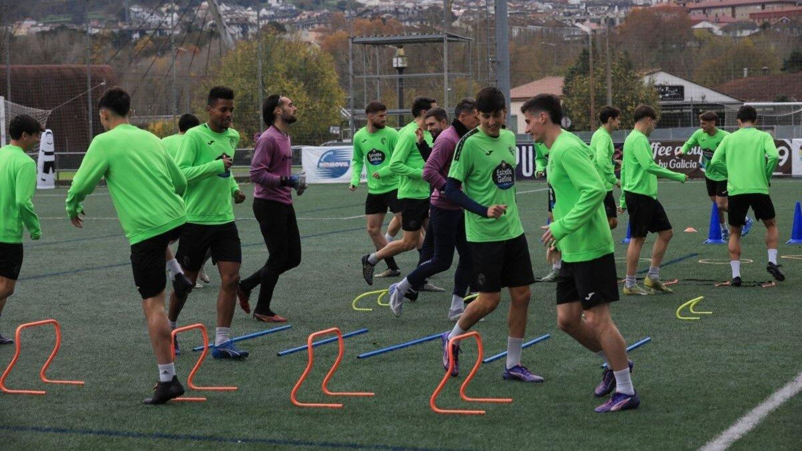 Los jugadores ourensanos, durante un entrenamiento esta semana en el campo de Oira.