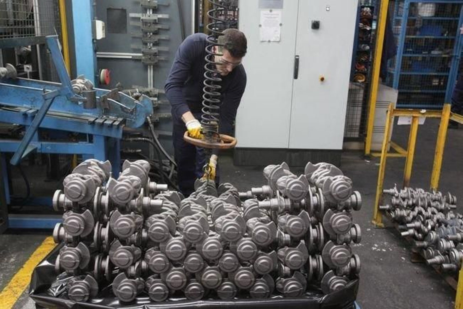 Un operario trabajando en las instalaciones de Galfor, en el Polígono de San Cibrao das Viñas.