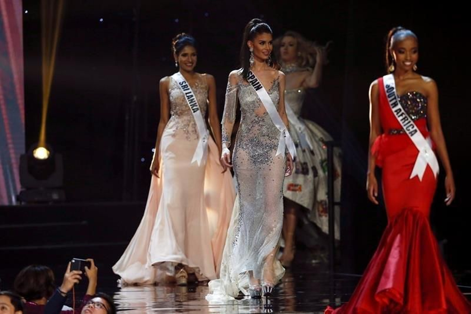 La candidata española a Miss Universo Noelia Freire (2-d)