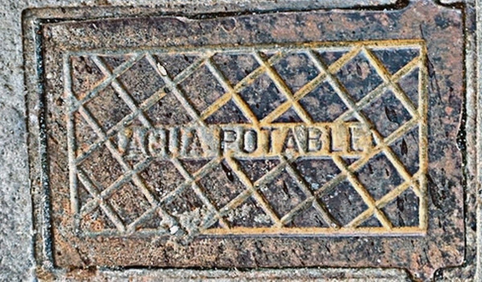 Bodegón de tapas de toma de agua con diferentes diseños y bonitos tipos de letra. Son las mas pequeñas de tamaño.