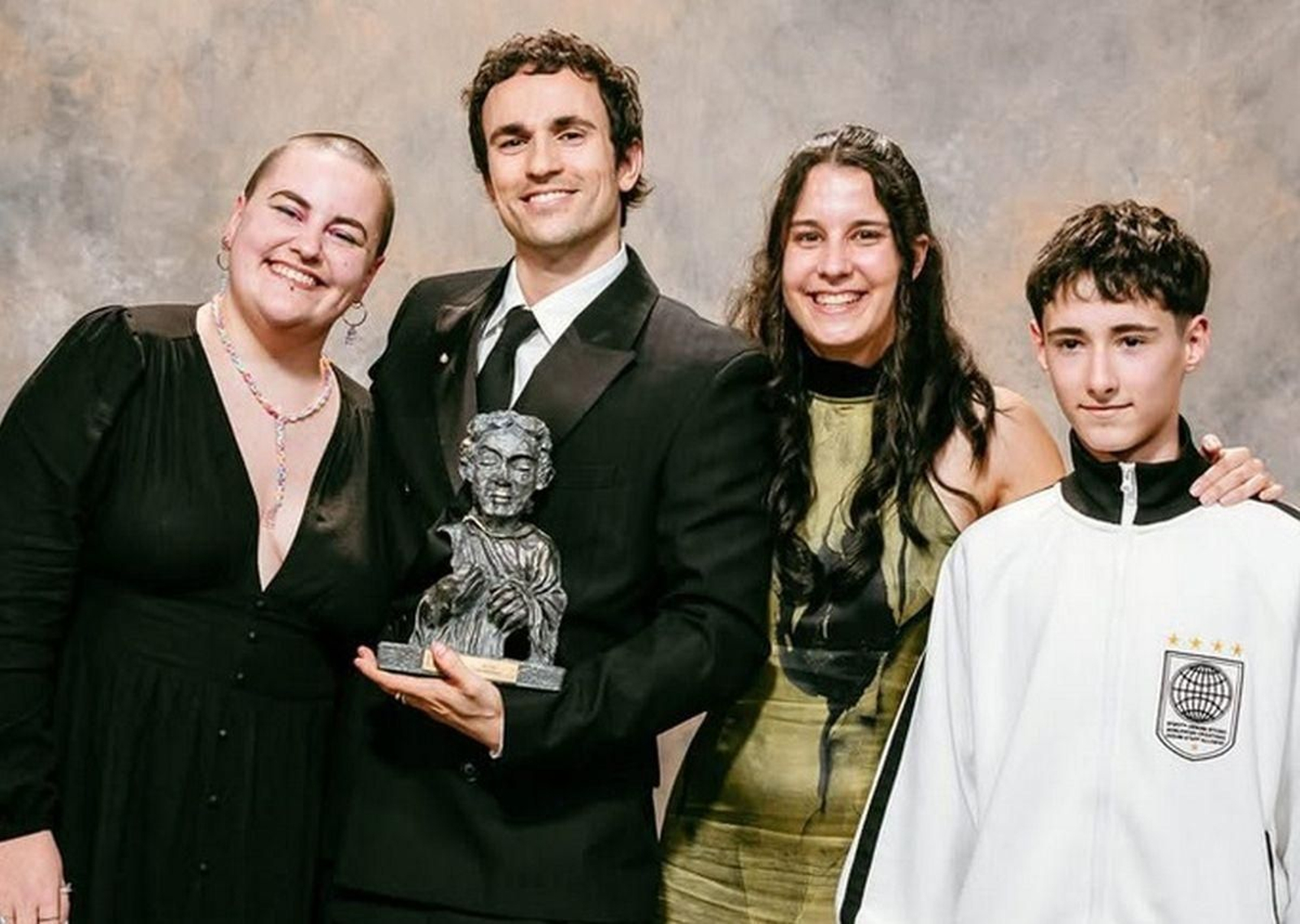 Alejandro Jato (con el premio), junto con su equipo de “Curmán”, en la gala de los Mestre Mateo