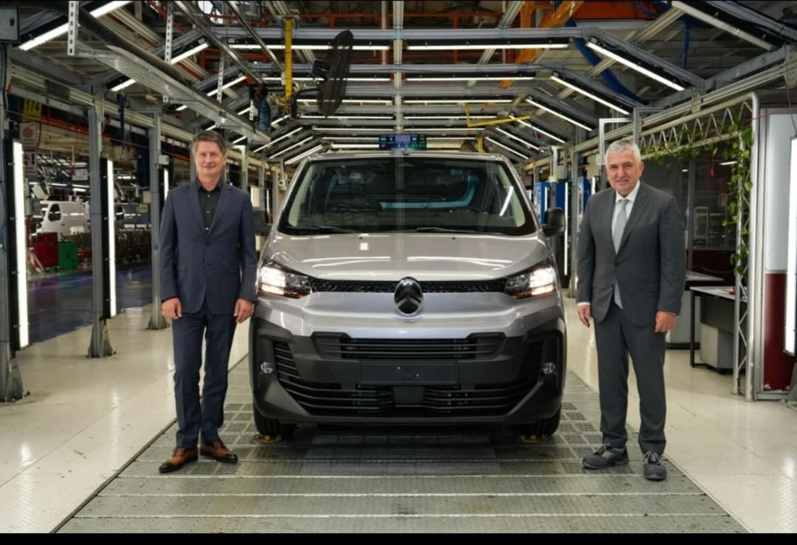 El CEO de Citroën, Xavier Chardon (izda.), con un modelo de la Berlingo en la planta turca de Bursa.
