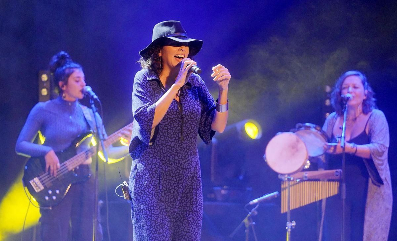 Wöyza y The Galician Messengers, durante el concierto de ayer en Salesianos.