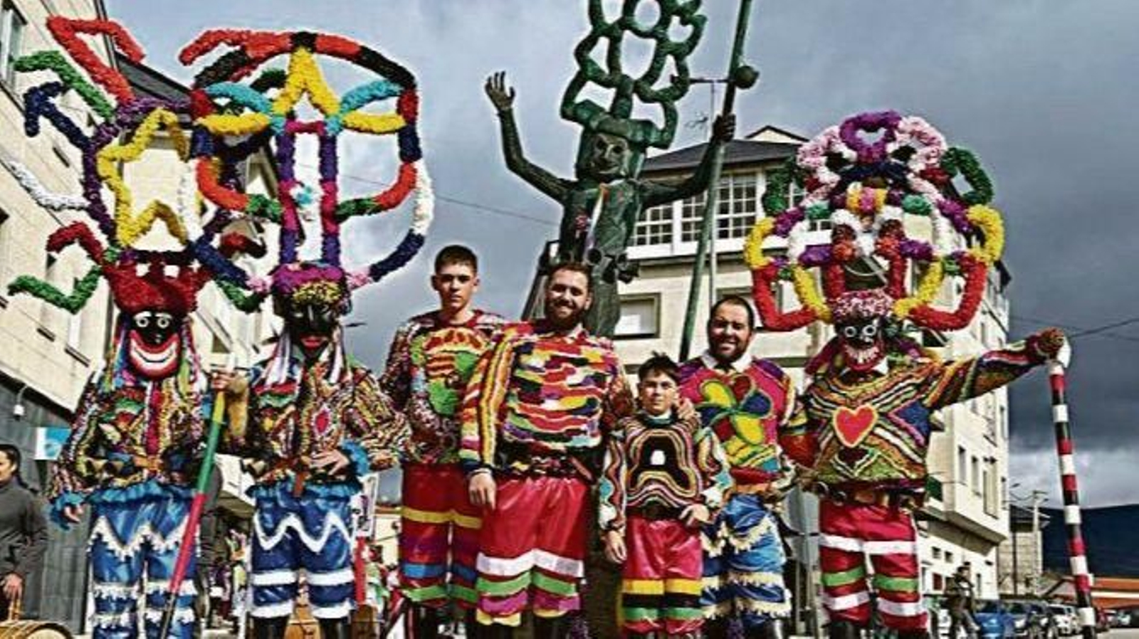 Boteiros vianeses durante el gran desfile del Domingo Gordo.