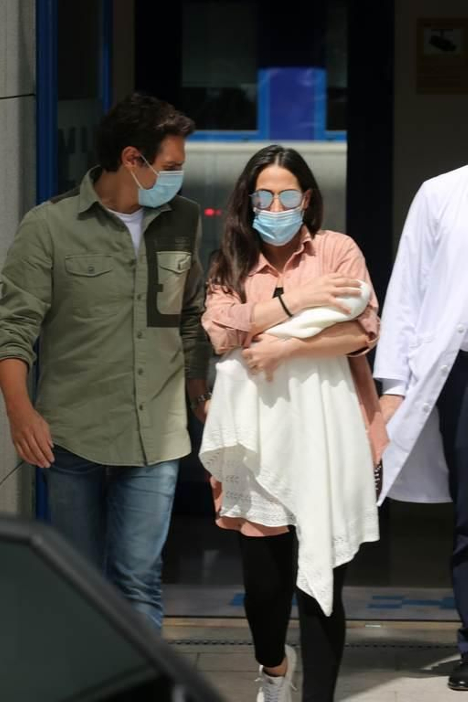 Malú y Albert Rivera reciben el alta médica tras el nacimiento de su hija Lucía 14
