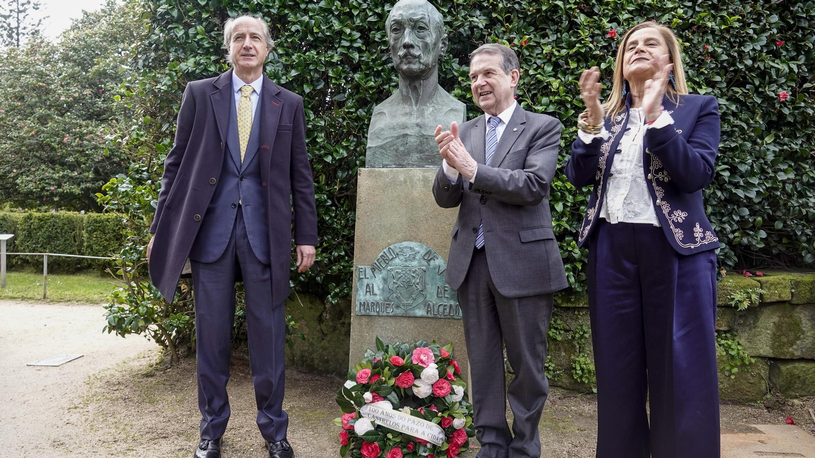 Abel Caballero, Carmela Silva y el marqués de Valladares realizaron una ofrenda floral ante el busto del marqués de Alcedo.