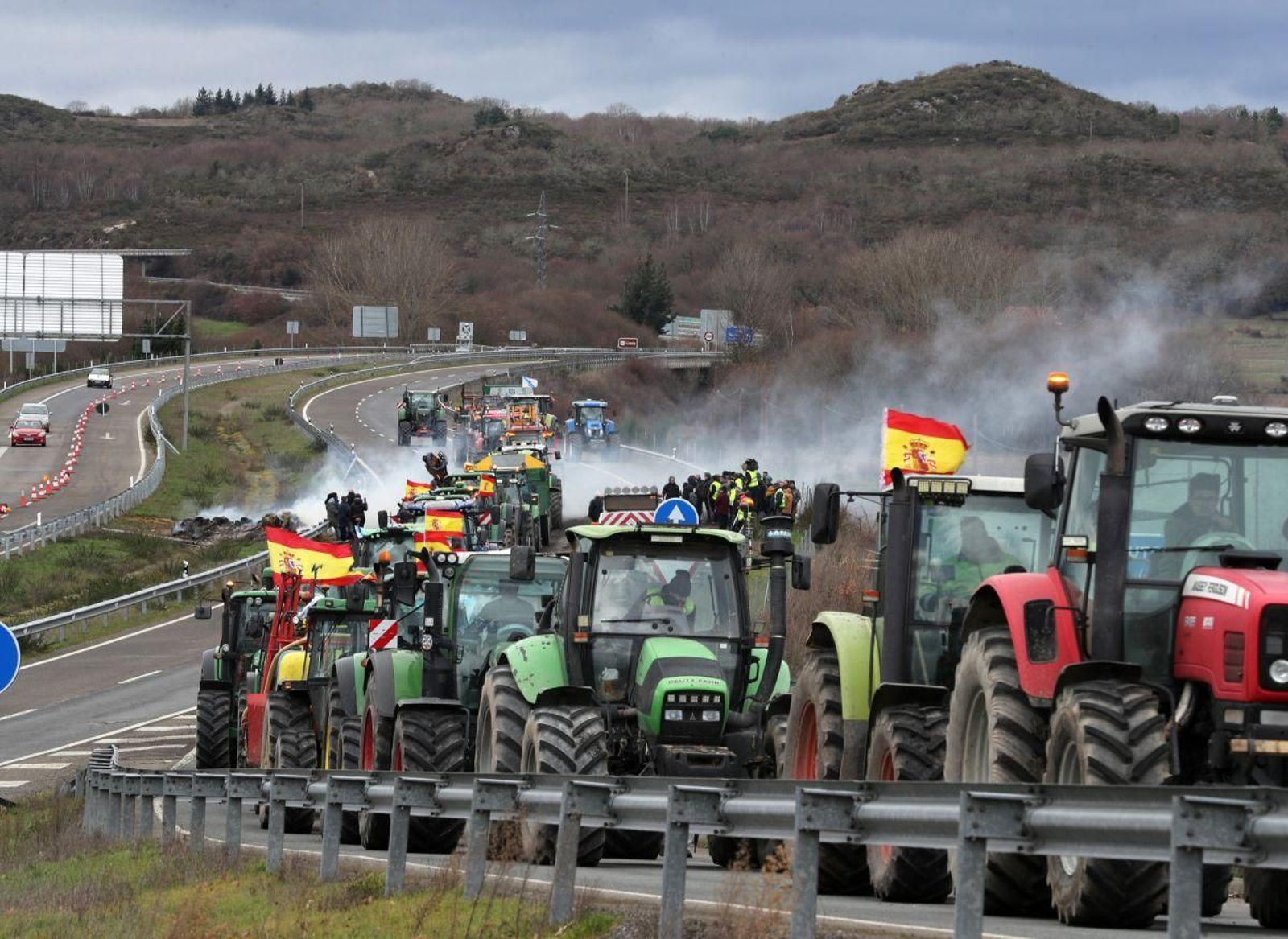 Tractores se retiran ayer de la A-52