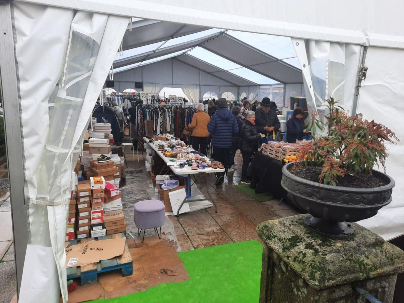 Carpa de la Feira do Stock en la Plaza Mayor.