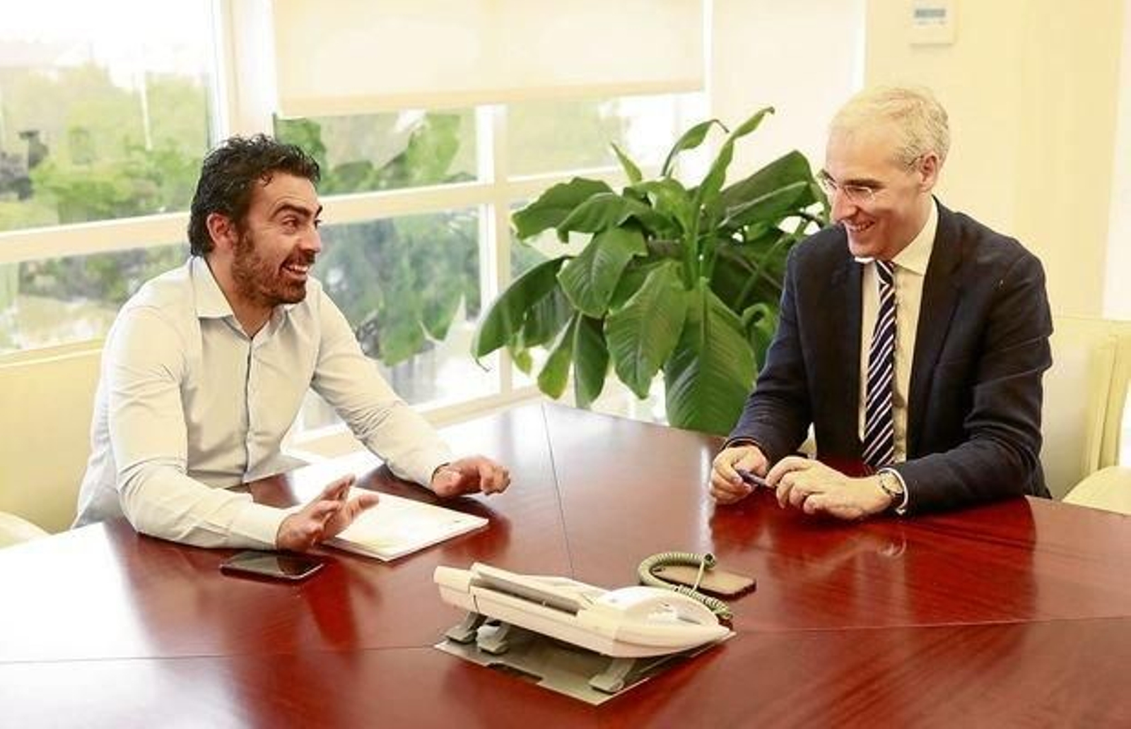 Juan Anta y Francisco Conde, en la reunión que mantuvieron en Santiago.