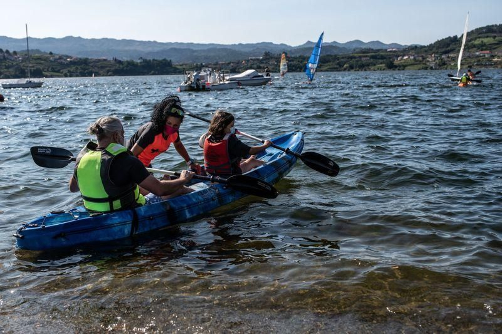 Jornada de piragüismo en Castrelo de Miño (ÓSCAR PINAL)