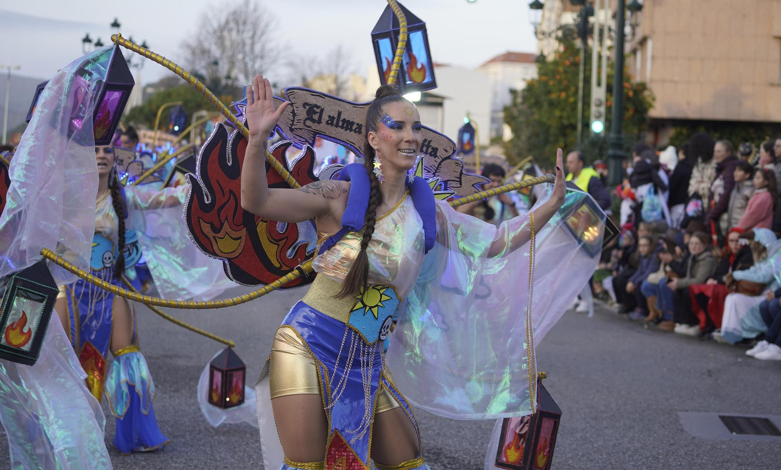 Galería | El desfile de comparsas del Entroido 2026 ilumina las calles de Vigo