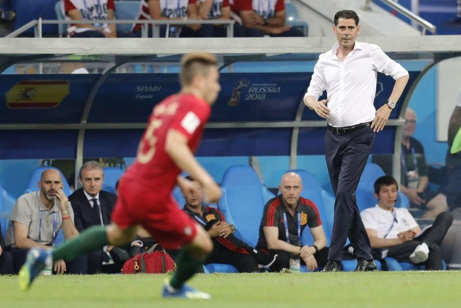 Fernando Hierro da instrucciones en el partido de ayer entre España y Portugal.