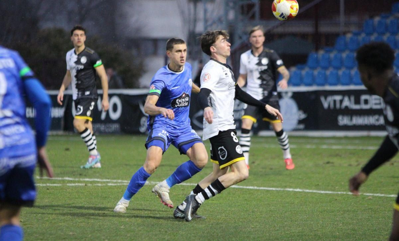 El azulón Rabadán trata de robar el balón durante el encuentro en Salamanca.