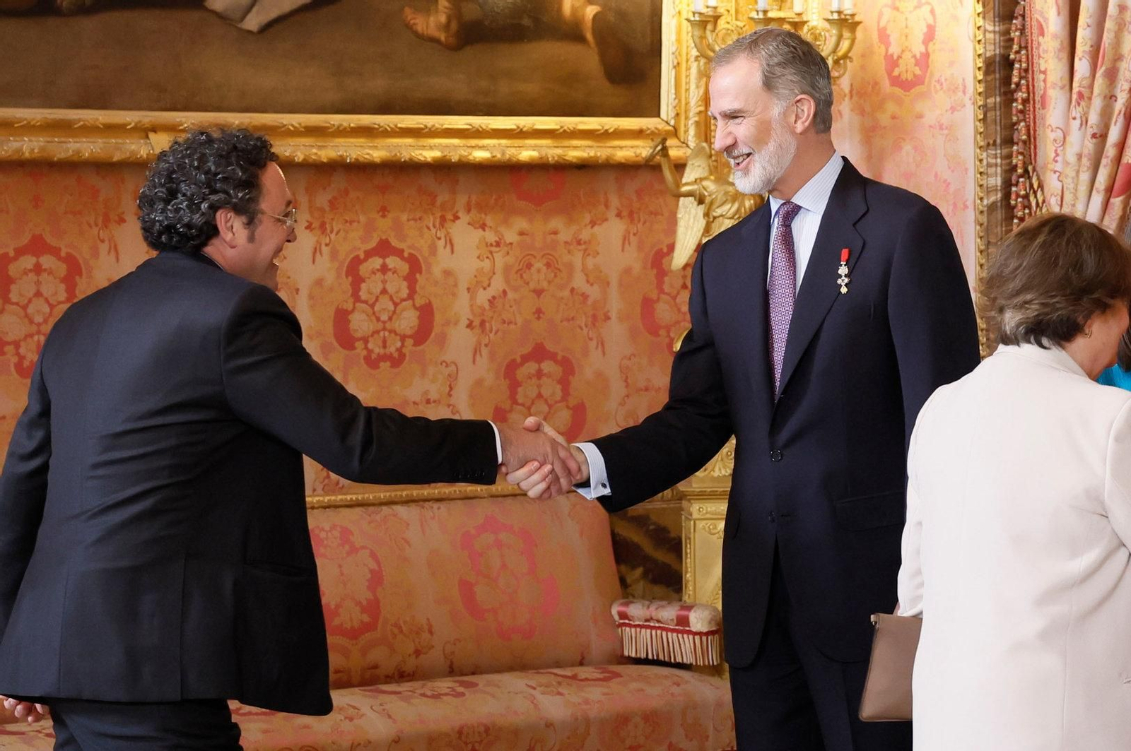 Felipe VI saluda al fiscal general del Estado.