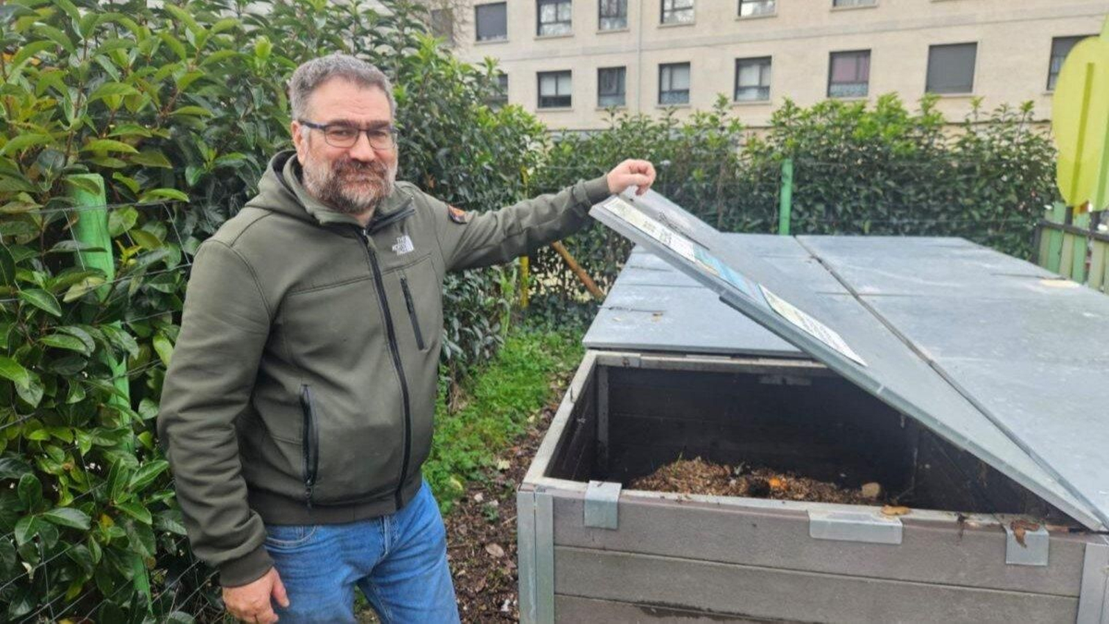 8667834O concelleiro de Medio Ambiente de Allariz, Bernardo Varela, nunha das illas de compostaxe da vila.