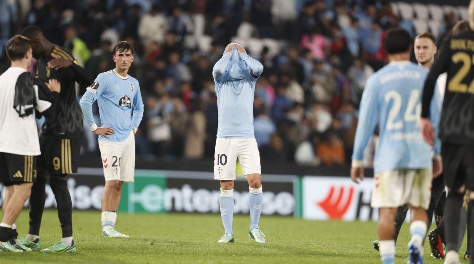 Los jugadres del Celta se lamentan al final del partido por la derrota, con el capitán Iago Aspas ocultando su rostro bajo la camiseta.