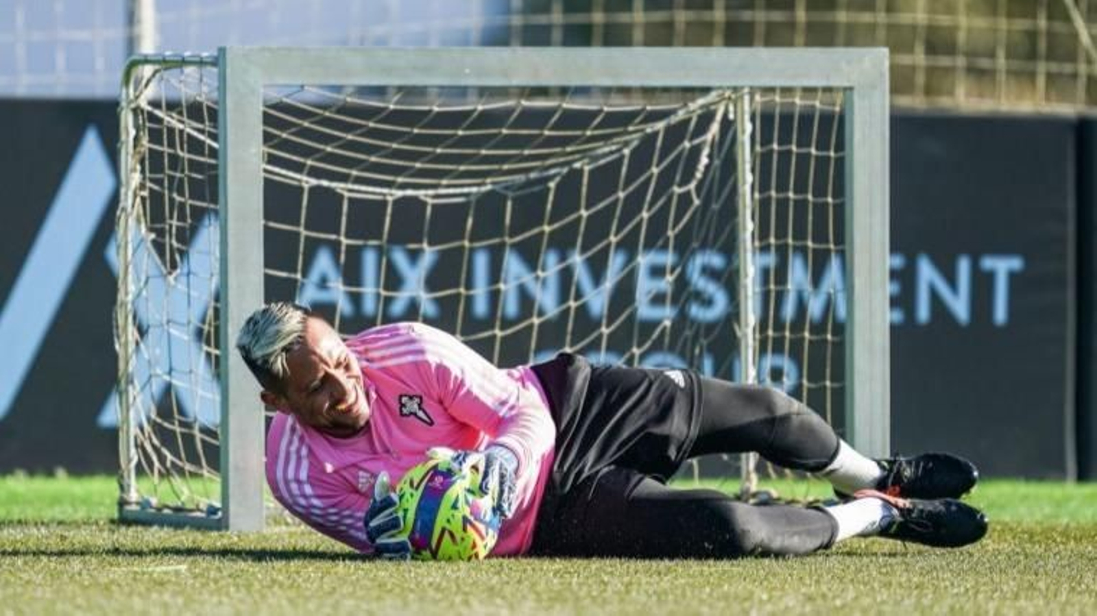 Diego Alves se ejercitó ayer en la ciudad deportiva de Mos para entrar mañana en la lista contra el Atlético de Madrid.