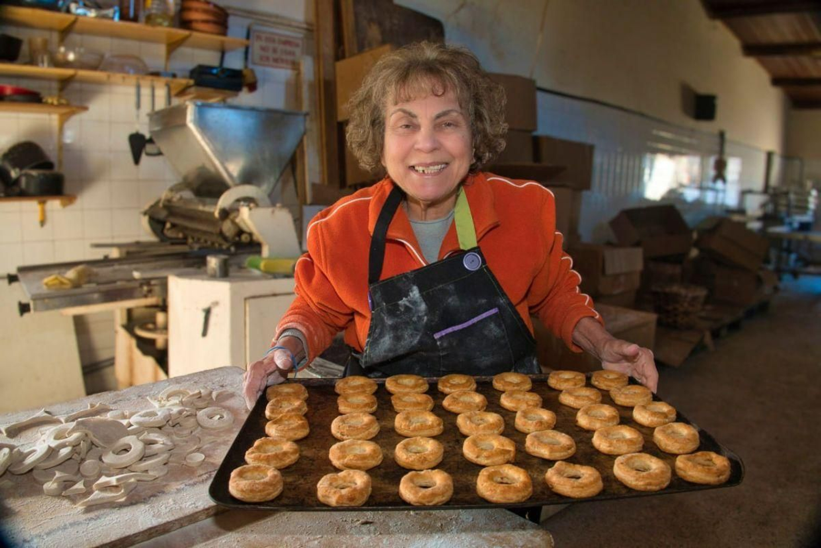 Rosa María Álvarez, propietaria de Cristaleiro, enseñando las rosquillas recién horneadas.