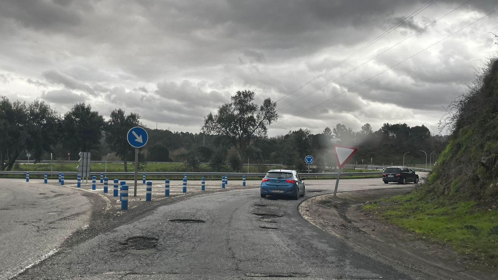 Socavones en el acceso a los polígonos cercanos de Ourense tras entrar por la A-52.