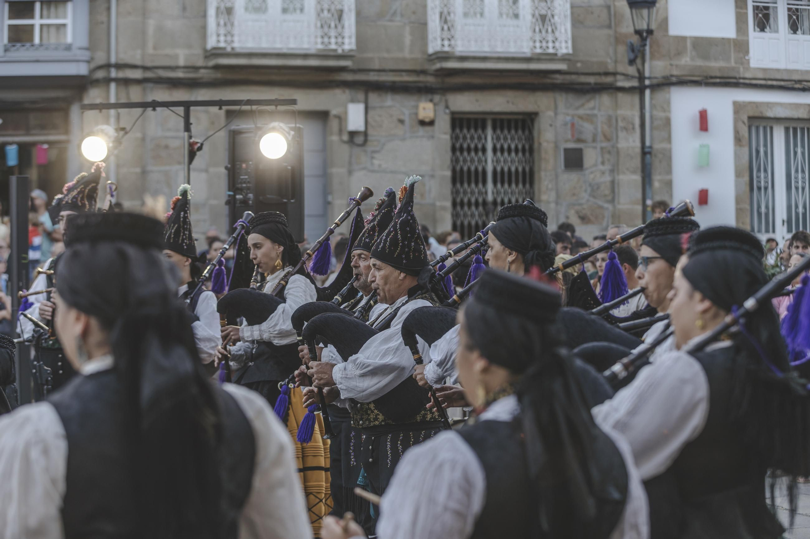 Galería |  Lembranza Ibérica llenó de música las calles de Celanova