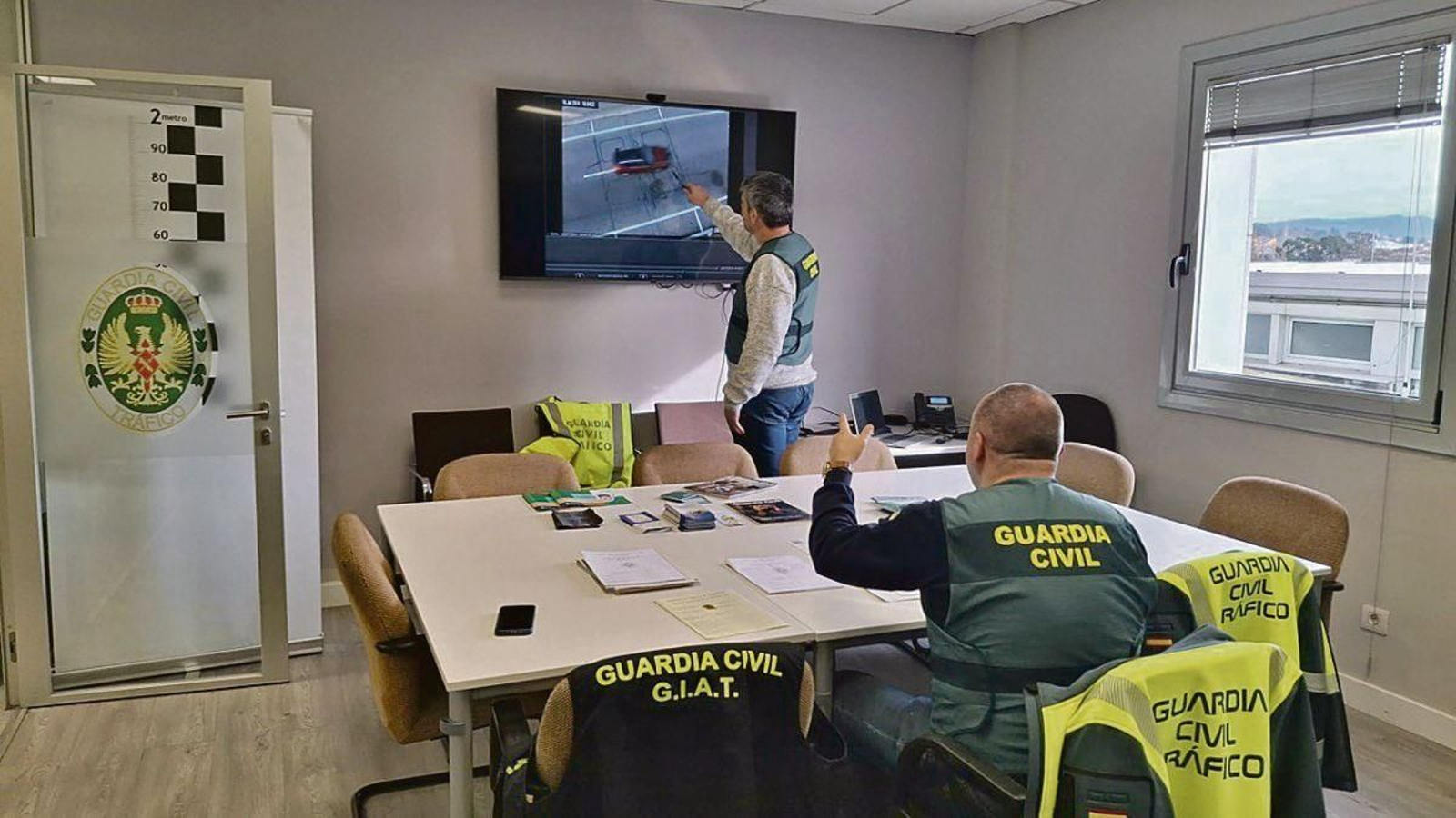 Miembros del GIAT de la Comandancia de Pontevedra, analizando uno de los vídeos que se ha colgado en redes sociales.