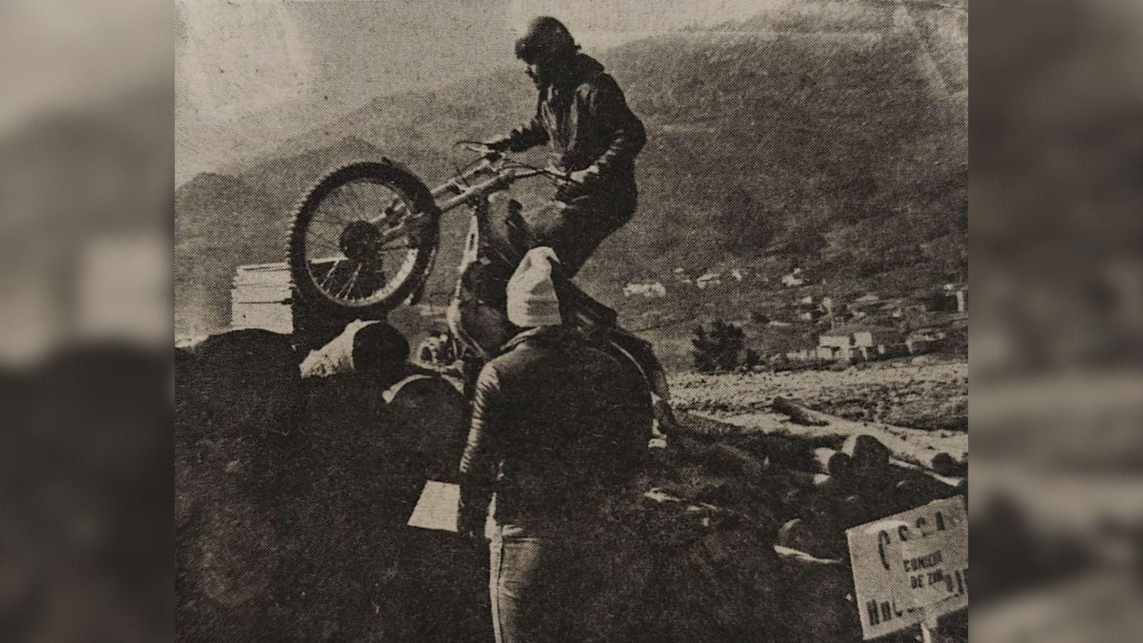 El orensano “Mano” Gómez en la prueba de troncos ante el juez orensano “Murcia”.