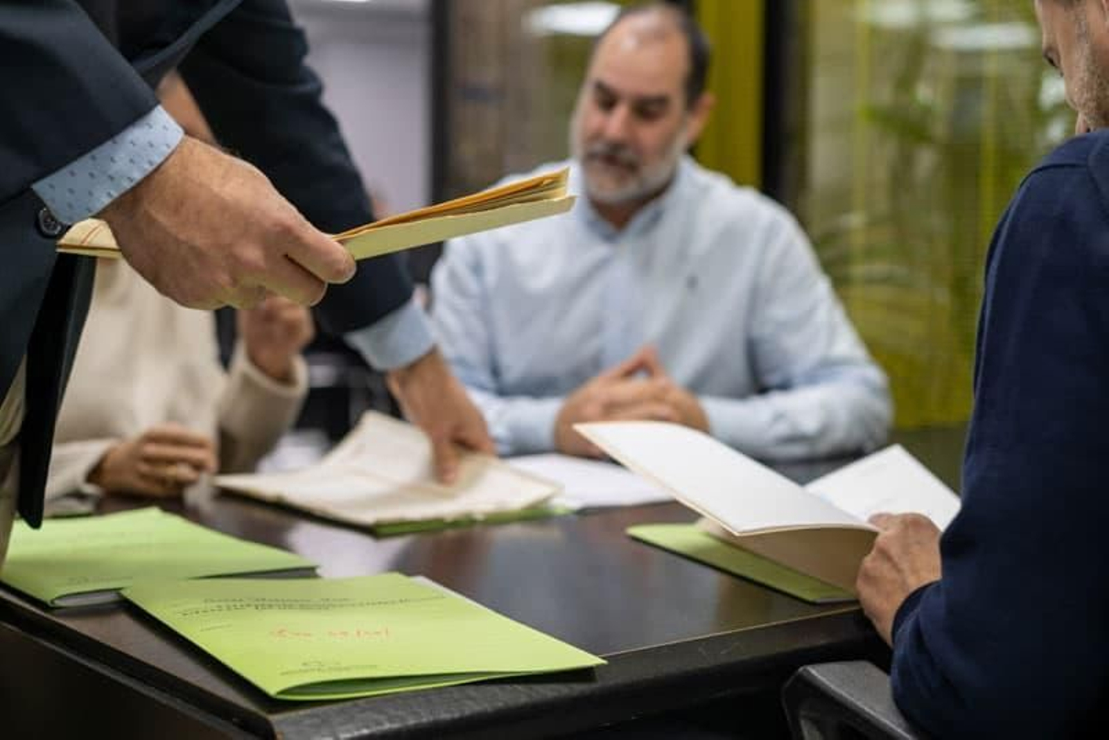 Trabajan por departamentos especializados.