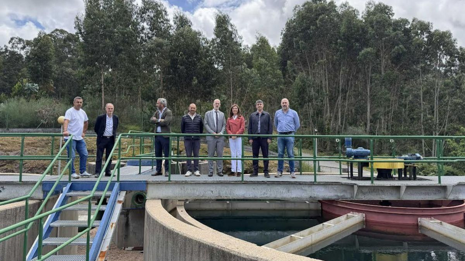 Ángeles Vázquez y el alcalde de Baiona, Vázquez Almuiña, visitaron ayer la potabilizadora.