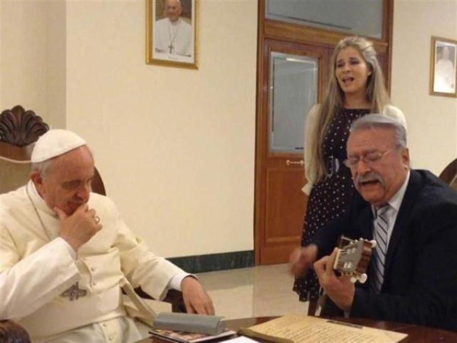 César Isella, cantando "Canción con todos" ante el Papa Francisco en noviembre.